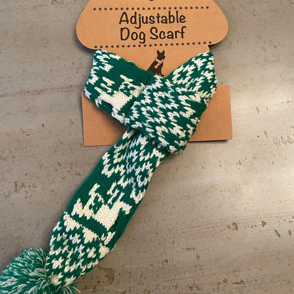 Adjustable Knit Dof Scarf! Brand New. Green and white reindeer design
